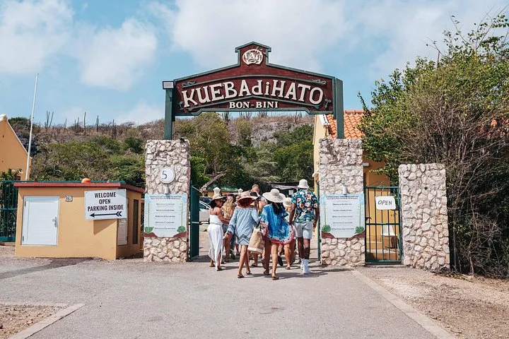 Grupo de turistas caminando hacia la puerta de entrada de las Cuevas de Hato.